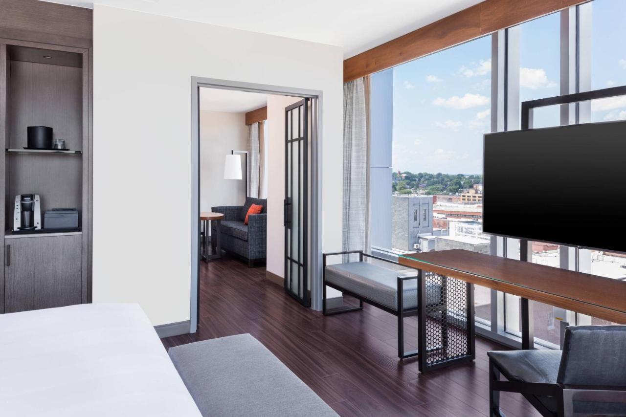 Lancaster Marriott At Penn Square Hotel Bagian luar foto