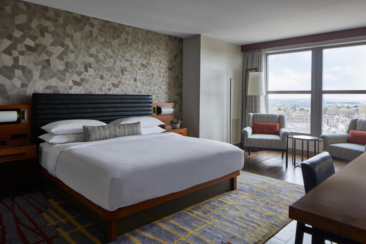 Lancaster Marriott At Penn Square Hotel Bagian luar foto
