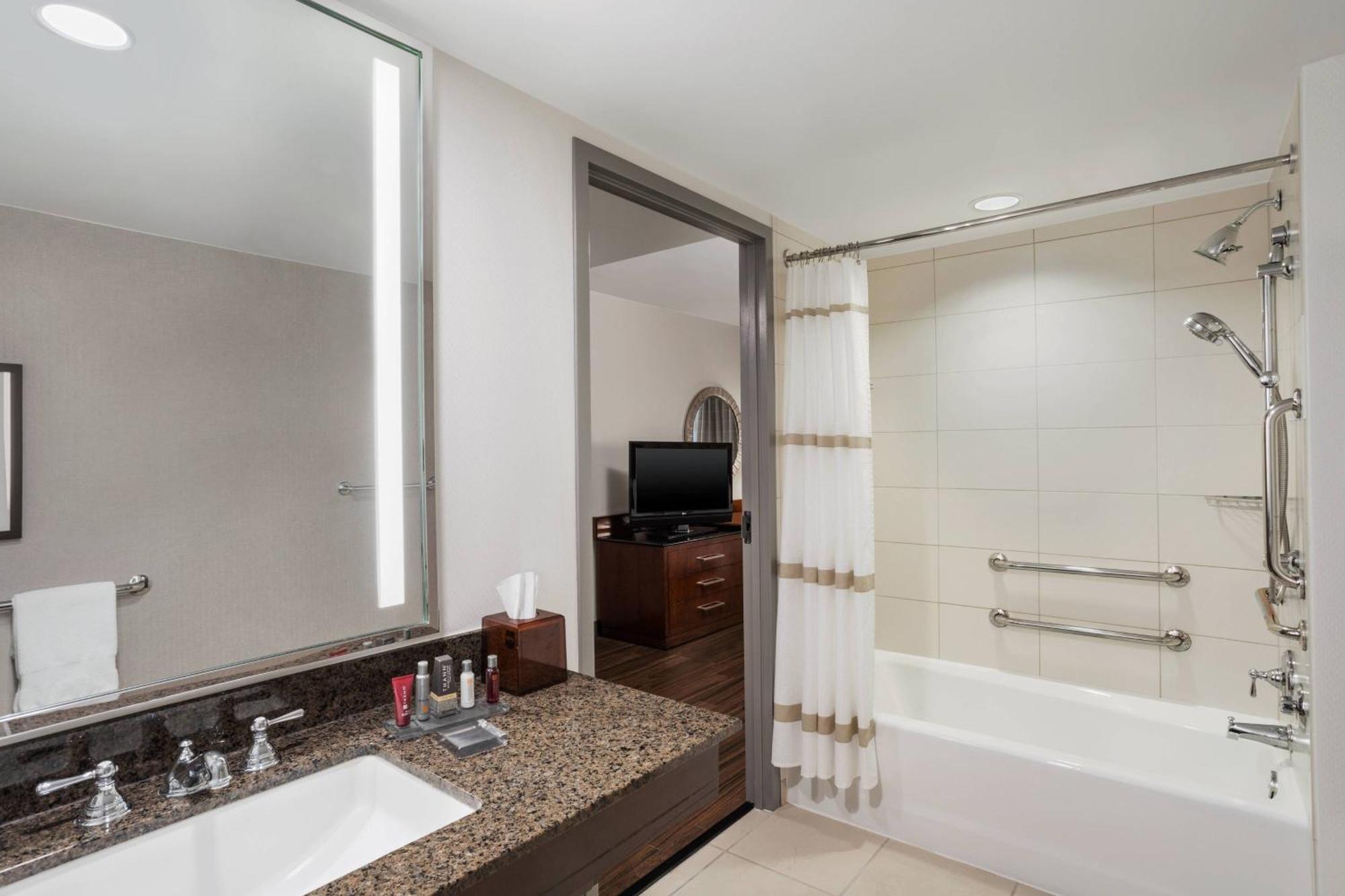 Lancaster Marriott At Penn Square Hotel Bagian luar foto