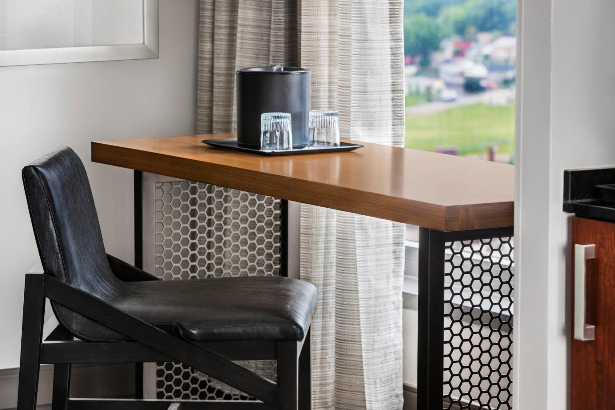 Lancaster Marriott At Penn Square Hotel Bagian luar foto