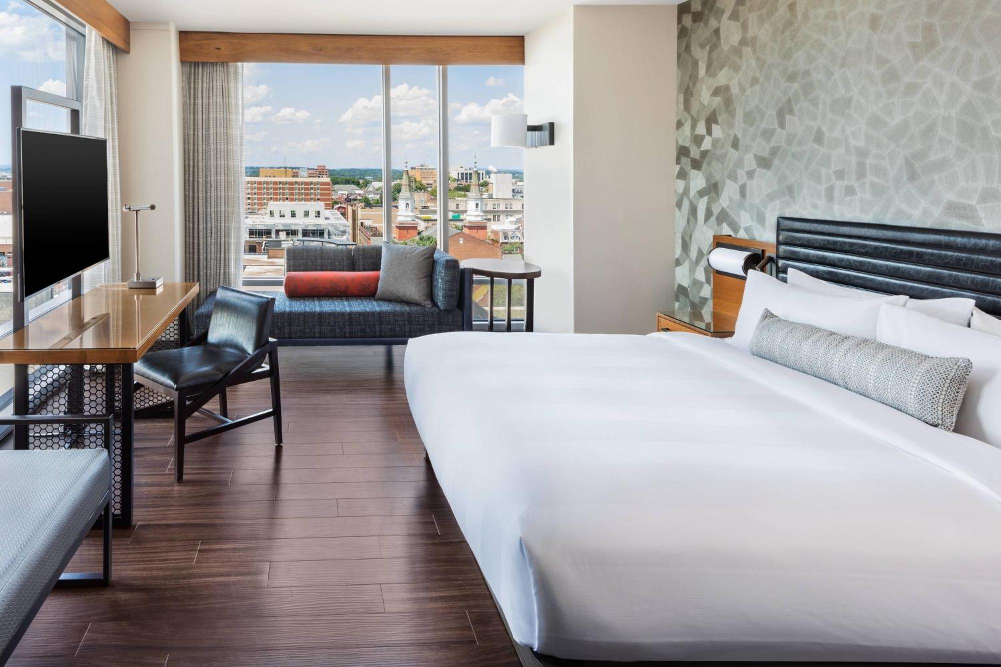 Lancaster Marriott At Penn Square Hotel Bagian luar foto