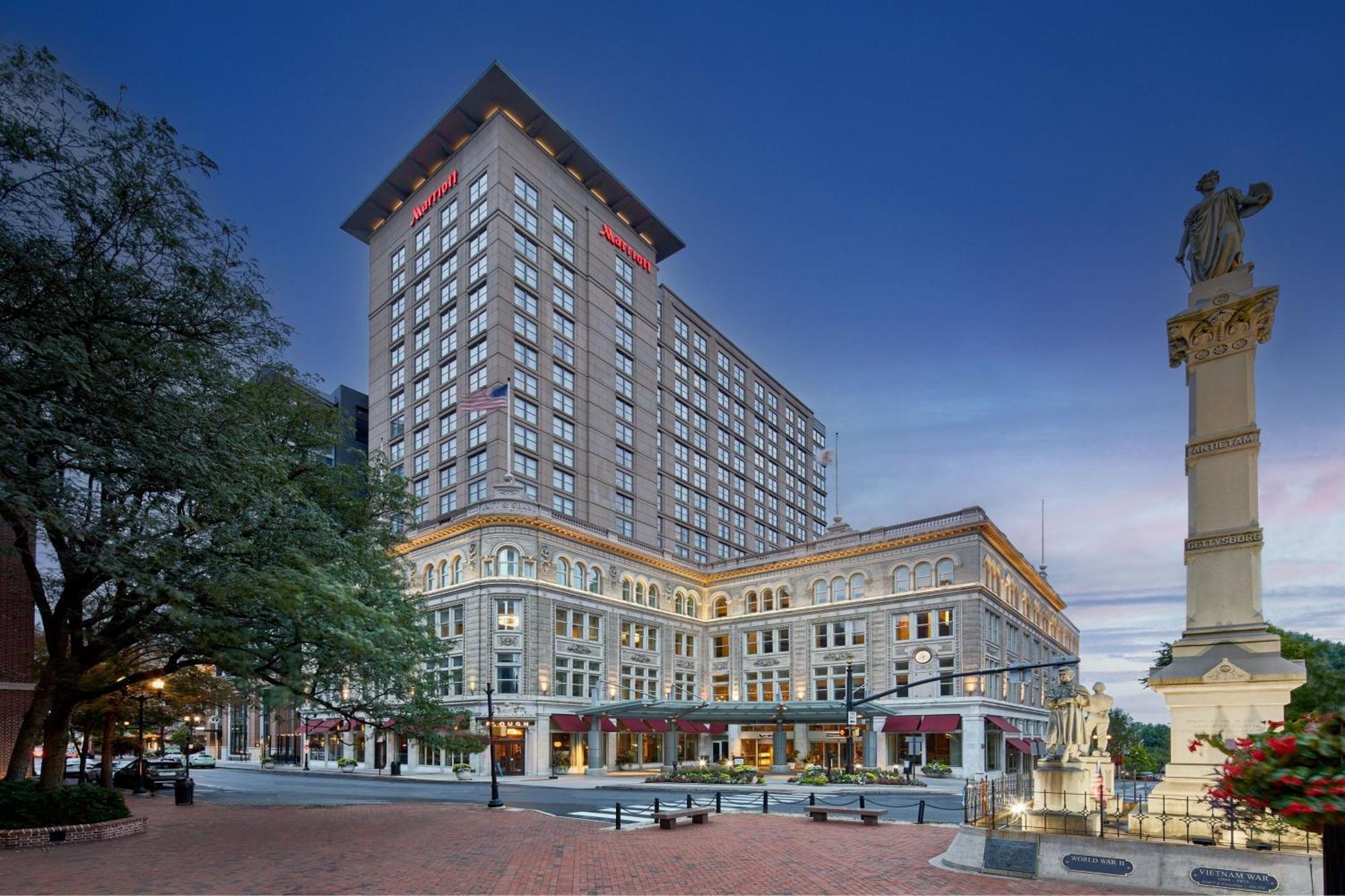 Lancaster Marriott At Penn Square Hotel Bagian luar foto
